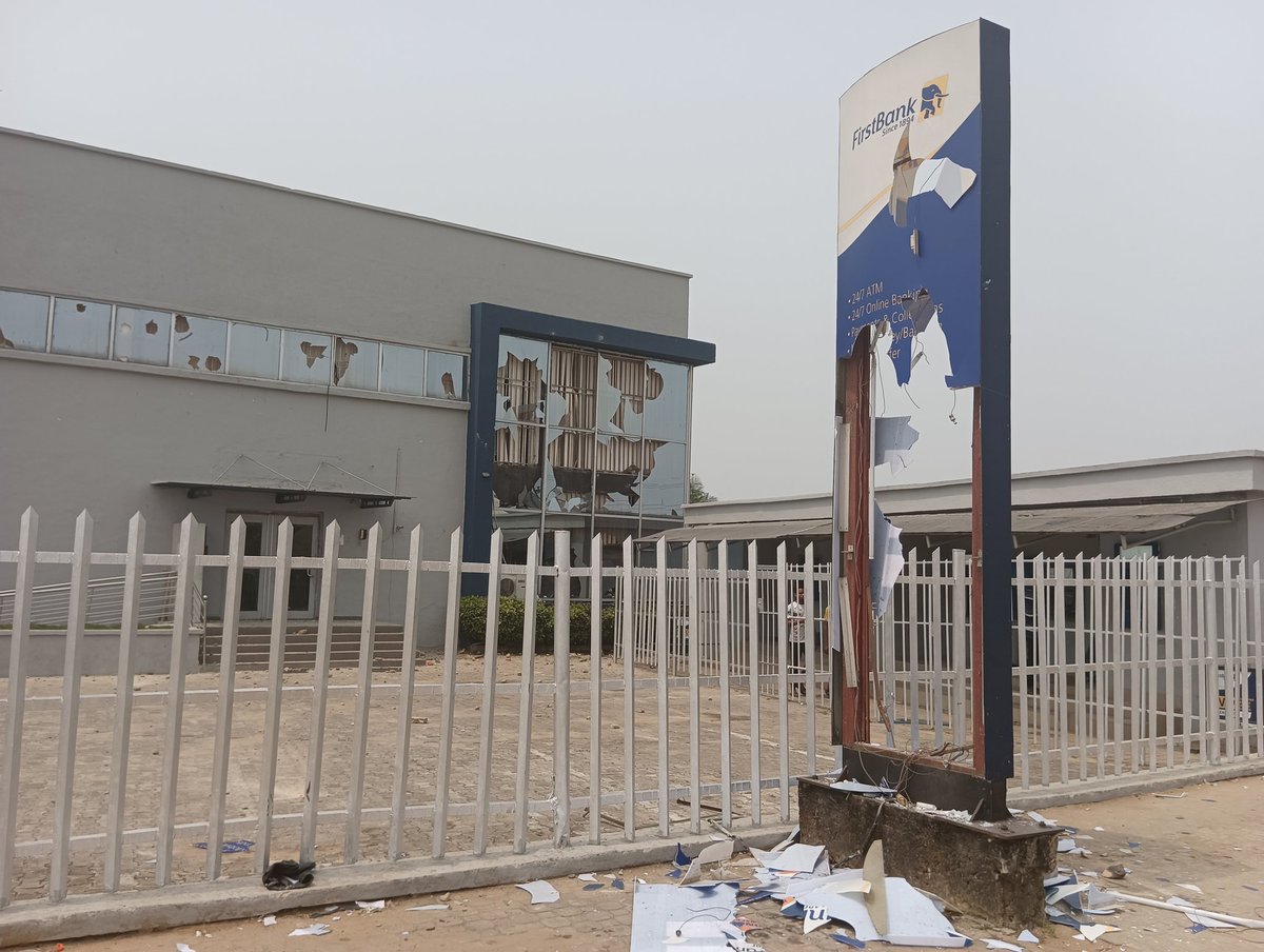 Domesifa's tweet photo. @FirstBankngr Oron branch in Akwa Ibom attacked by protesting youths
#CBN
#Governor
#gistlover
#Nigeria_in_mess https://t.co/KPkZGYBWqg