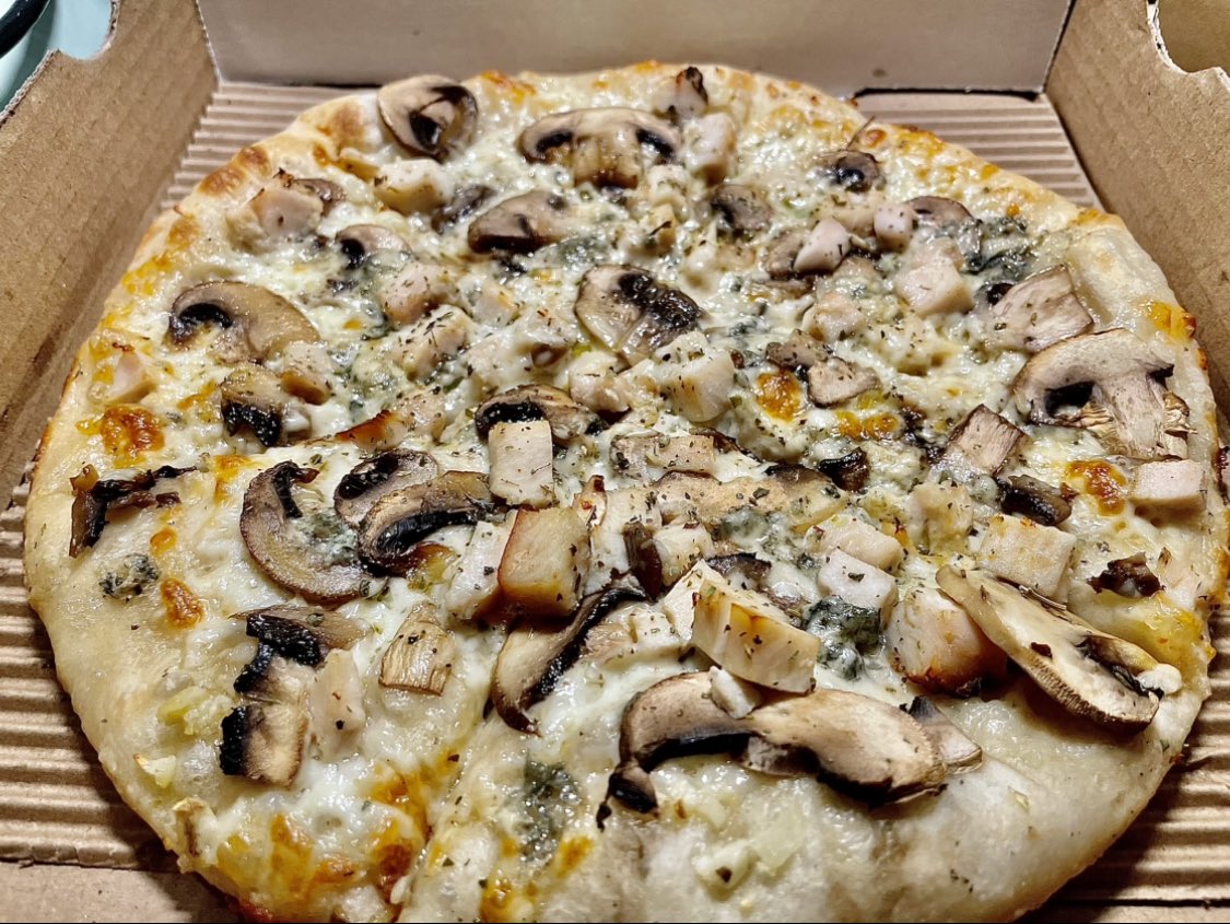 Friday pizza night with the girls, #EastYork edition… and a Chicken, Mushroom & Gorgonzola sourdough wheel from Dino’s Bakery (2859 St Clair Ave E). A neighborhood hidden gem! 🍕 🍕 🍕