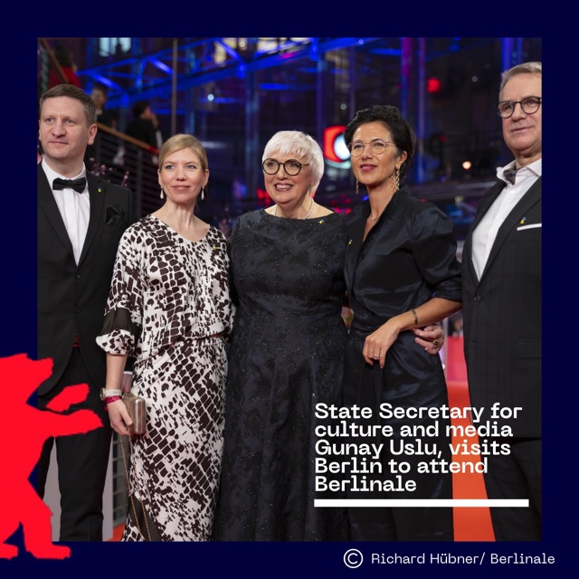 NLinDeutschland's tweet image. 📽Die NL🇳🇱 Staatssekretärin für Kultur &amp;amp; Medien @GunayUslu war auf Einladung von Kulturstaatsministerin Claudia Roth in Berlin. Gemeinsam besuchten sie die Eröffnung der #Berlinale2023. 

1/2