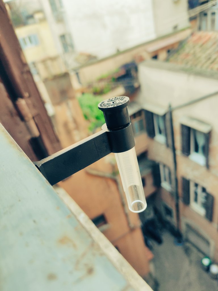 We started collecting #NO2 gas with the probe provided by @citizensforair, outside our research center in the center of Rome and in another point southeast of the capital. The data is georeferenced and collected through the @epicollect app for the whole month of February '23.