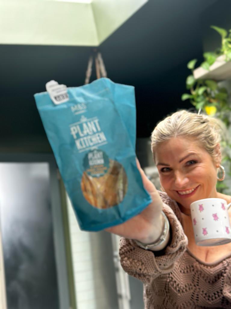 tiffaquinn's tweet photo. Mup M&S! I love these chocolate chip cookies!! @marksandspencer #plantbased #vegan #plantkitchen https://t.co/qApGSNUgTV