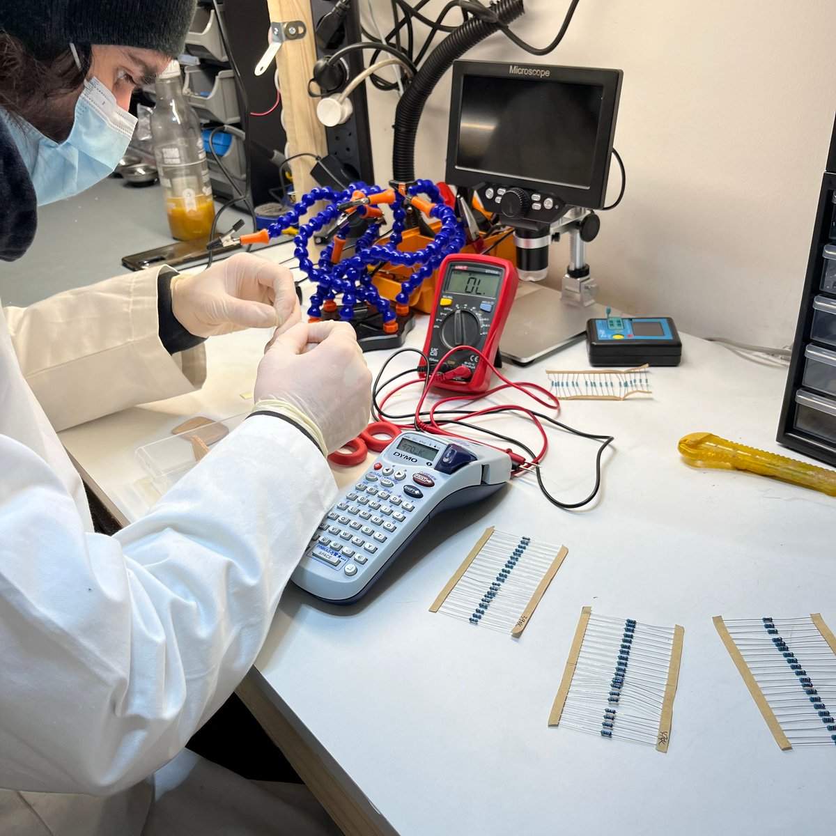 ratoadcc's tweet image. 📢
🇵🇹 "of1c1n4 - Espaço Alternativo de Criação do Seixal" está a funcionar onde podemos aprender fazendo em áreas como a #Eletrónica, #Informática, #Carpintaria, #Costura e #UpCycling. 

#FazTu
. . .
🇬🇧 #MakersSpace project in #Seixal - #Portugal