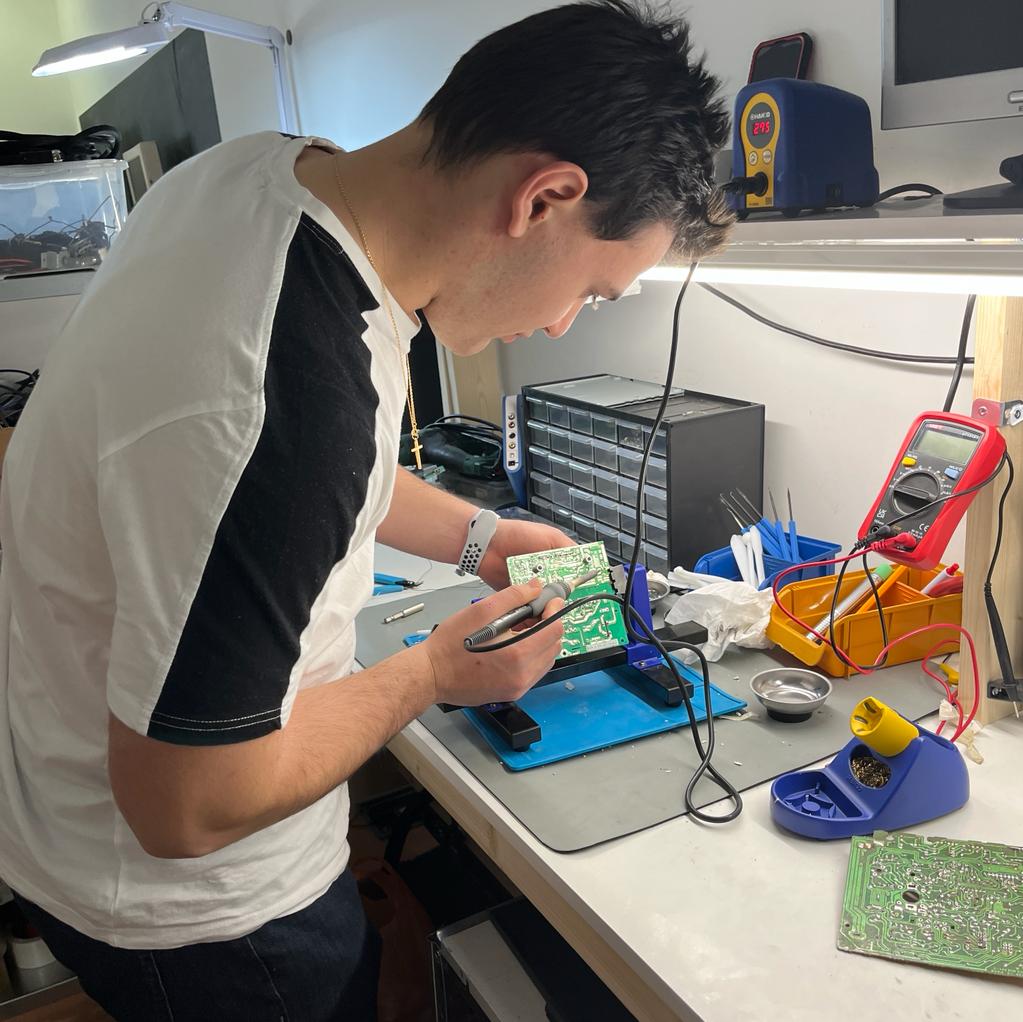 ratoadcc's tweet image. 📢
🇵🇹 "of1c1n4 - Espaço Alternativo de Criação do Seixal" está a funcionar onde podemos aprender fazendo em áreas como a #Eletrónica, #Informática, #Carpintaria, #Costura e #UpCycling. 

#FazTu
. . .
🇬🇧 #MakersSpace project in #Seixal - #Portugal