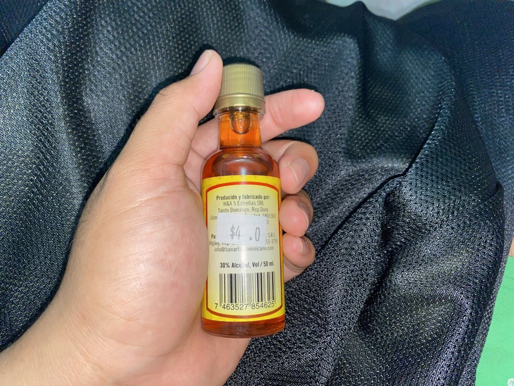 Kemarin temen yg kerja di cruiship bawain liqueur(?) dari Santo Domingo . As an amateur, imo ini enak 🥰. Fruity, spicy dan tone dari clove + herbs nya ada banget. Aku ngerasa agak mirip Jägermeister dikit. Dan Untk ukuran 30% ini termasuk yg nyaman buat diminum 😍🥂