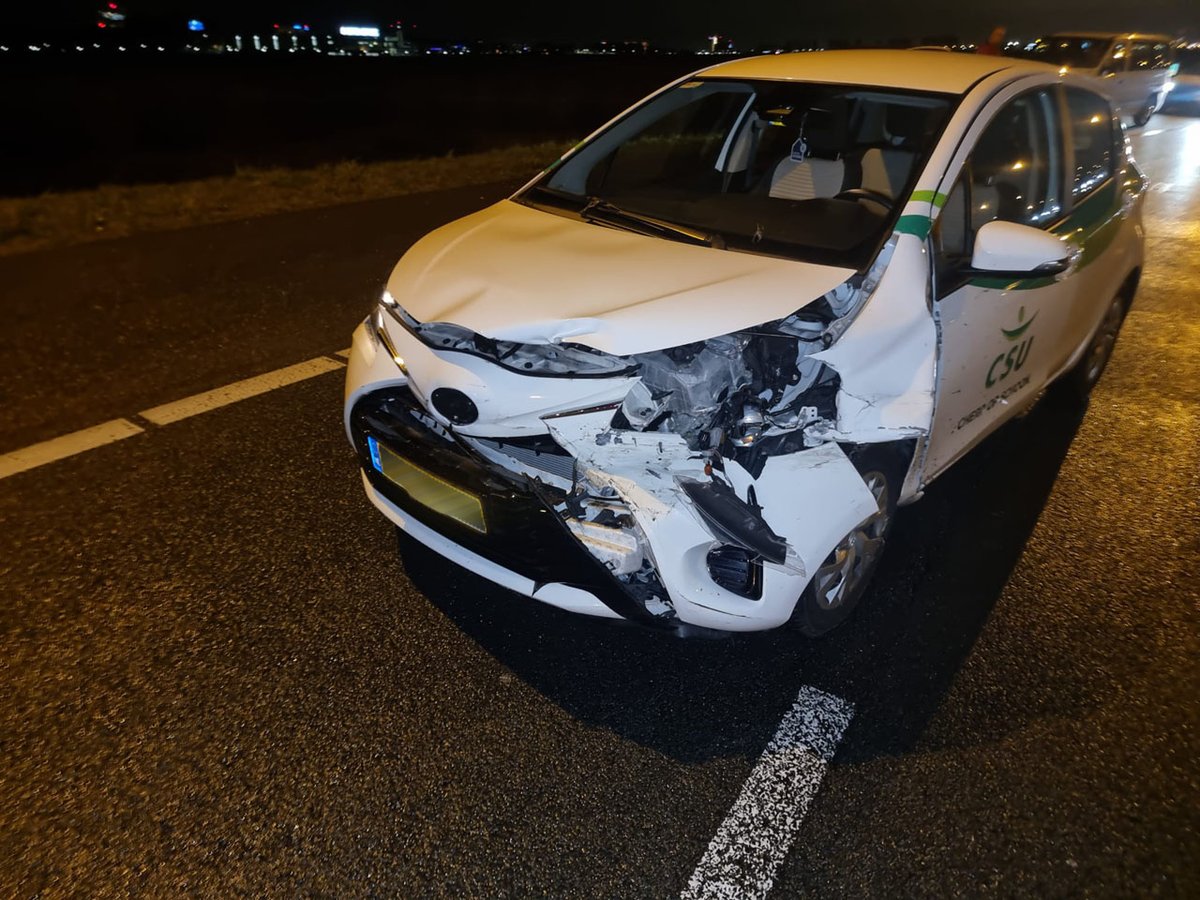 112meerlanden's tweet photo. #Hoofddorp - Auto in de vangrail; automobilisten negeren rood kruis. - https://t.co/Xkmo2mCFNX #haarlemmermeer #vangrail #boete #roodkruis https://t.co/Z2vRNIwsNJ