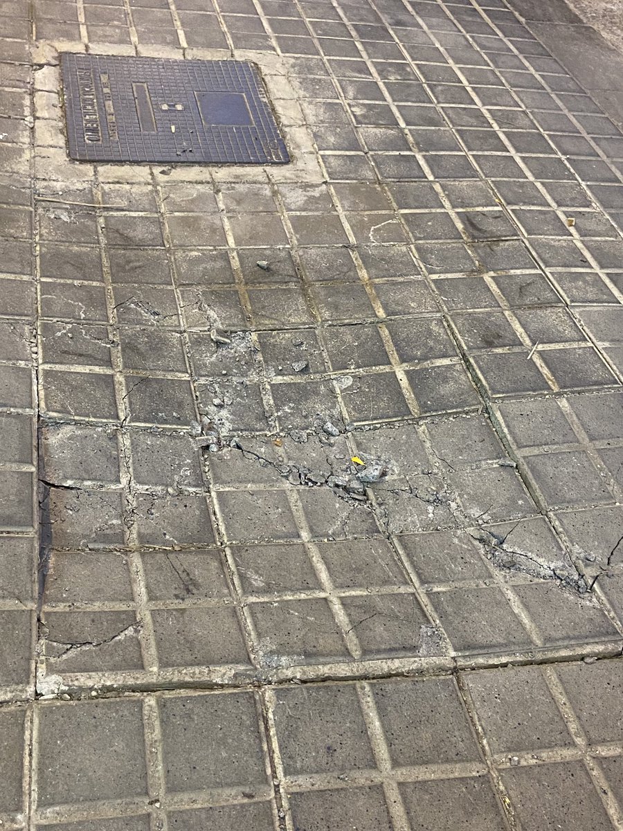 gcasasguell's tweet photo. Esvoranc  vorera al carrer TOTREBADAL cantonada Santa Maria @AjBadalona @guijarroruben 
Perill d’esfondrament https://t.co/fPPlh0JHzw