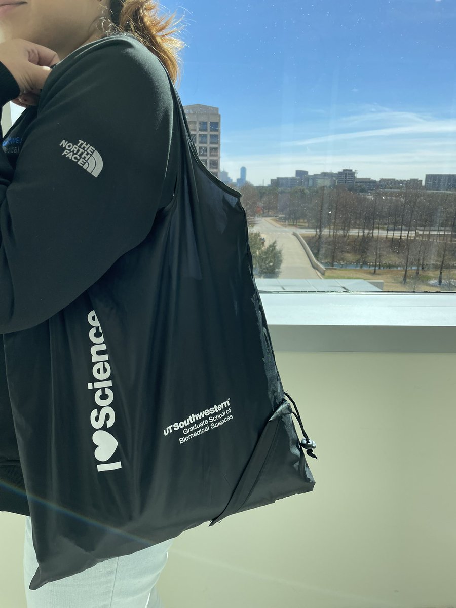 UTSWGradSchool's tweet photo. #BlackBag alert!
Today and the next few weeks the Graduate School is welcoming candidates to visit and tour our campus and facilities! Please help us welcome these candidates to UT Southwestern! https://t.co/y33lP6e7dD