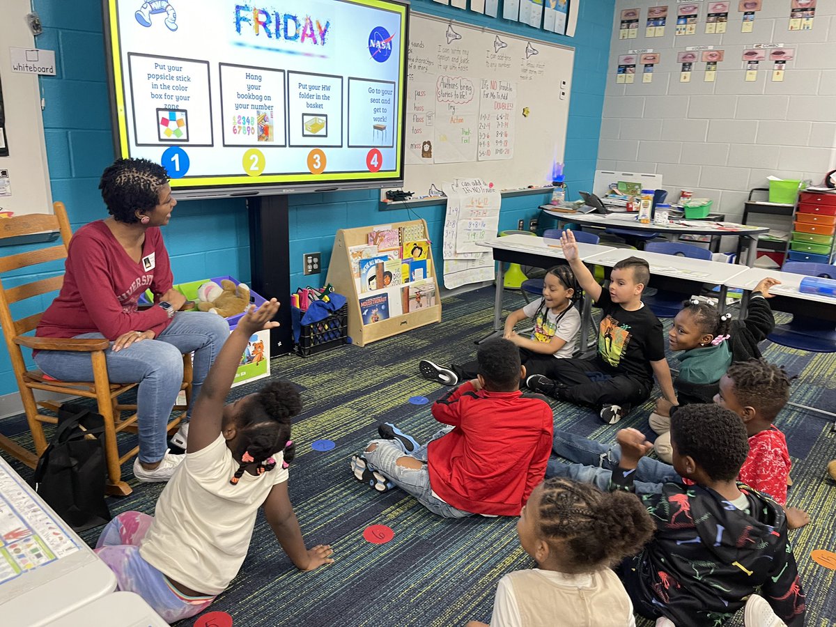 MsKGordon9's tweet photo. Thank you @mrstechking for reading to us today!!! We really enjoyed the story ❤️ #CommunityReads @ForestLakeEagle @Bjackson_FLE @Davis_FLE https://t.co/jlnnPCTqE7