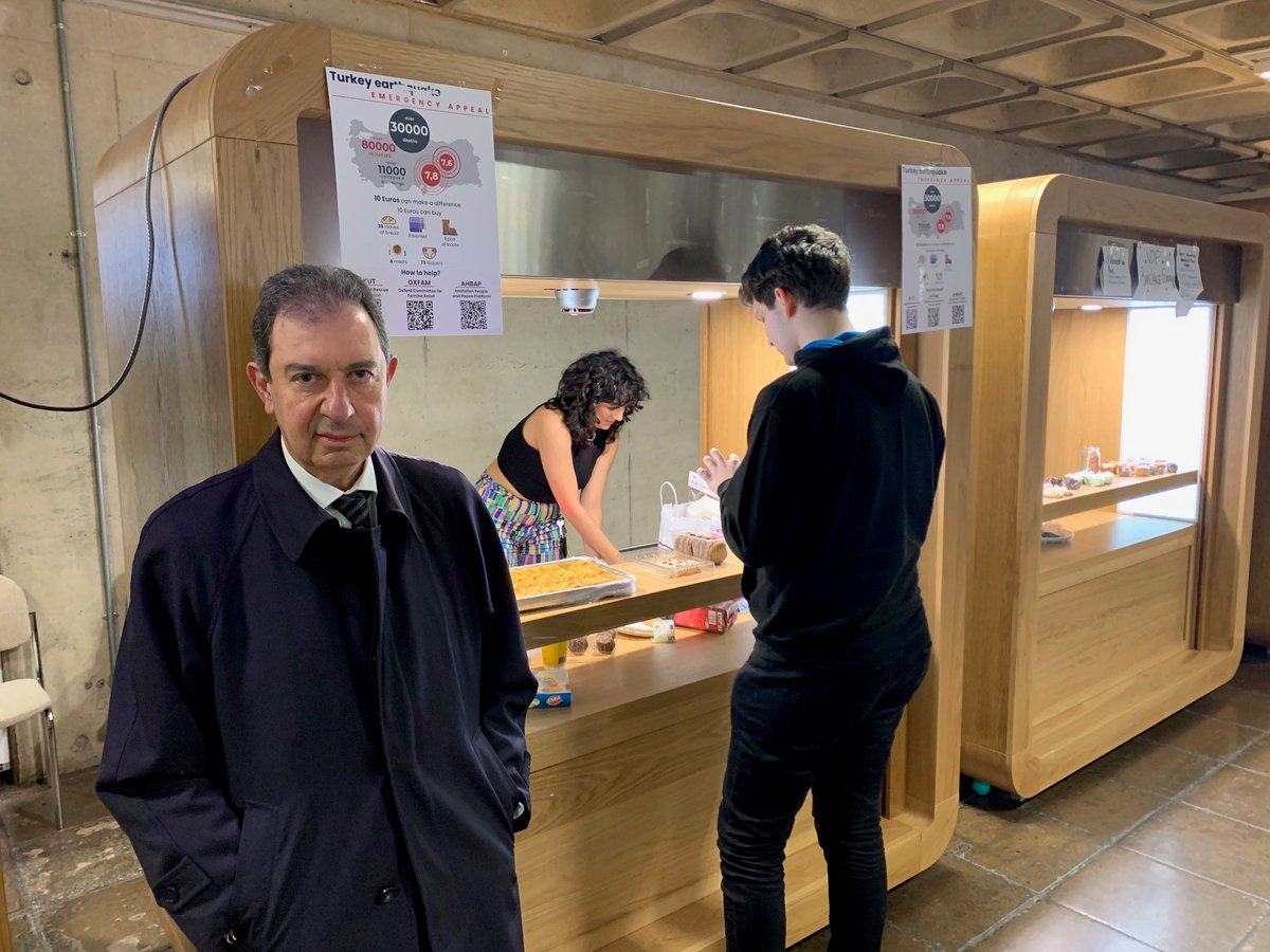 Bugün, Trinity College Dublin’de unlu mamuller satarak depremzedelerimize bağış toplamaya çalışan öğrenci arkadaşlarımızı ziyaret ettik.

We payed a visit to our students at TCD today who held a bake sale today. They will be sending the income to earthquake victims. <a href="/tcddublin/">Trinity College Dublin</a>