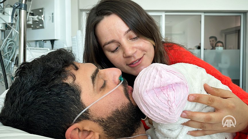 restitutorII's tweet photo. Turquie : Mustafa qui a été secouru 261h après le séisme, vient de voir pour la première fois sa fille de 12 jours, elle est née le jour du séisme. Sa femme était a l'hôpital en sécurité et lui sous les décombres de leur immeuble.
https://t.co/LVDhpPHcDq https://t.co/Ts57AJfvLI
