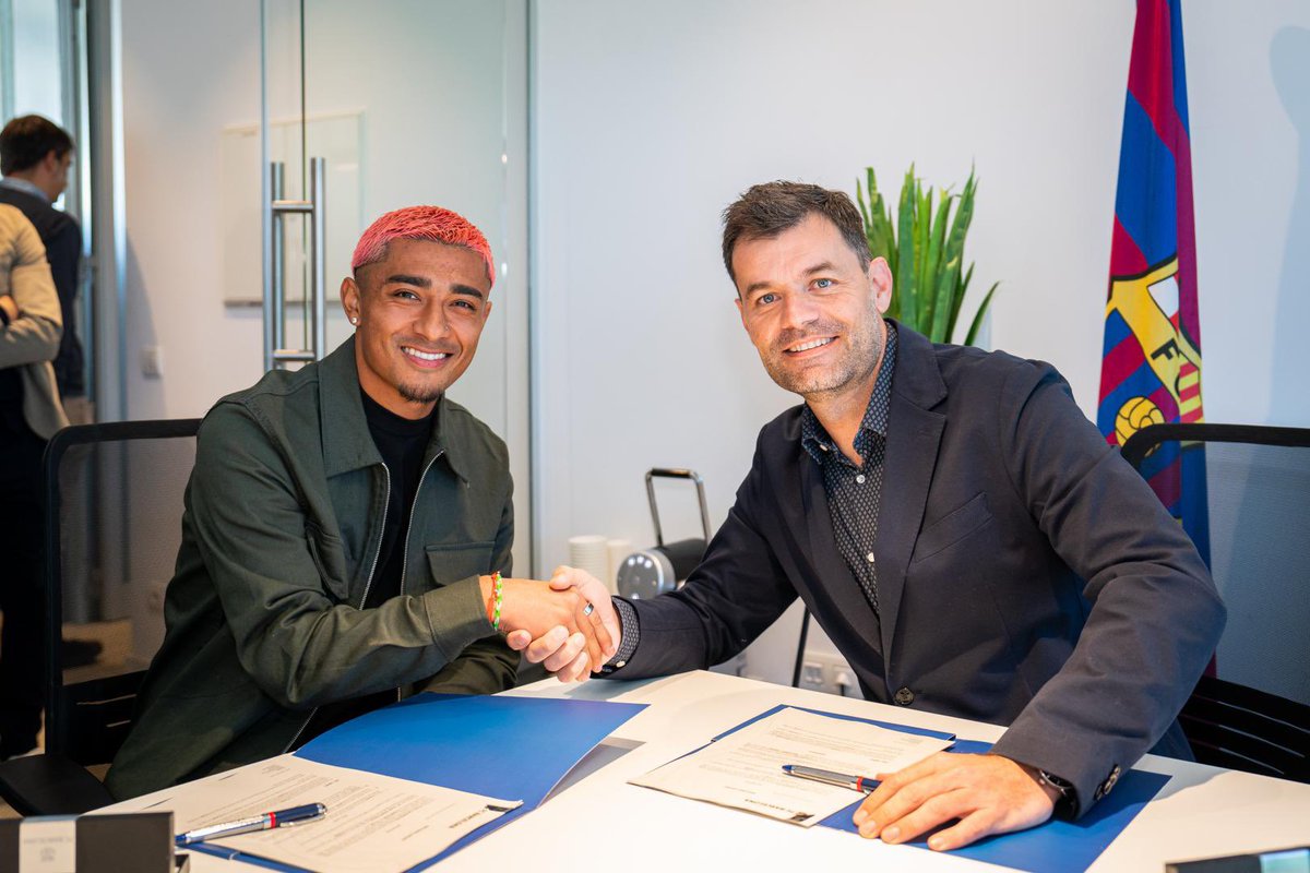 BarcaAcademyAZ's tweet image. It’s official! #BarçaAlumni Julian Araujo has signed with @FCBarcelonaB! 😍✨
He becomes the first #BarçaResidencyAcademy alumni to sign with @FCBarcelona! 👏
Congratulations @julian__araujo on such a historic move! We couldn’t be more proud of you!! 💙❤️