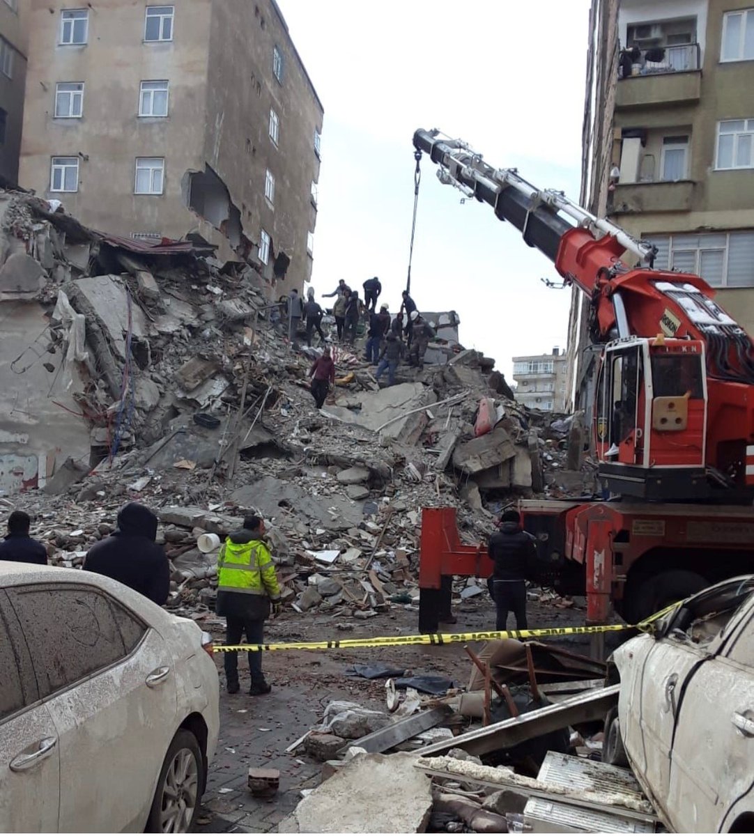 ExxonMobil_NL's tweet photo. 1/2 Turkije en Syrië zijn hard getroffen door de recente aardbevingen. Onze gedachten zijn bij alle getroffenen en nabestaanden. Wij doneren 100.000 dollar dat ter plaatse gebruikt wordt om essentiële zaken zoals voedsel en medische zorg te leveren. https://t.co/7FnTi5U2xt https://t.co/AZwF2dt7sR