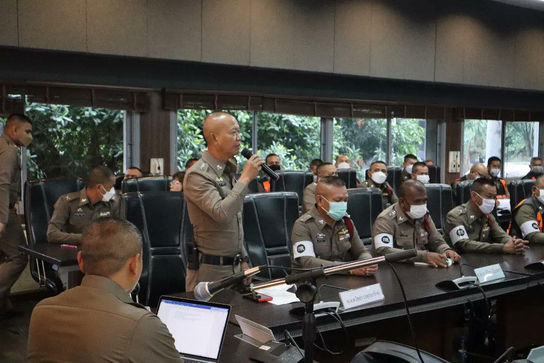 🗓️ วันที่ 16 ก.พ. 2566 เวลา 09:00 น.
👮พ.ต.ท.สมพงษ์ เอกวัฒ (มหานคร 1) สักการะสิ่งศักดิ์สิทธิ์ประจำสถานี เพื่อเป็นสิริมงคลในการมาดำรงตำแหน่งใหม่ พร้อมทั้งประชุมมอบนโยบายและข้อสั่งการ ให้แก่ ขรก.ตร.งานศูนย์ควบคุมจราจรด่วน 1 ฯ ที่ปฏิบัติหน้าที่ใน หน่วยงานทุกคน