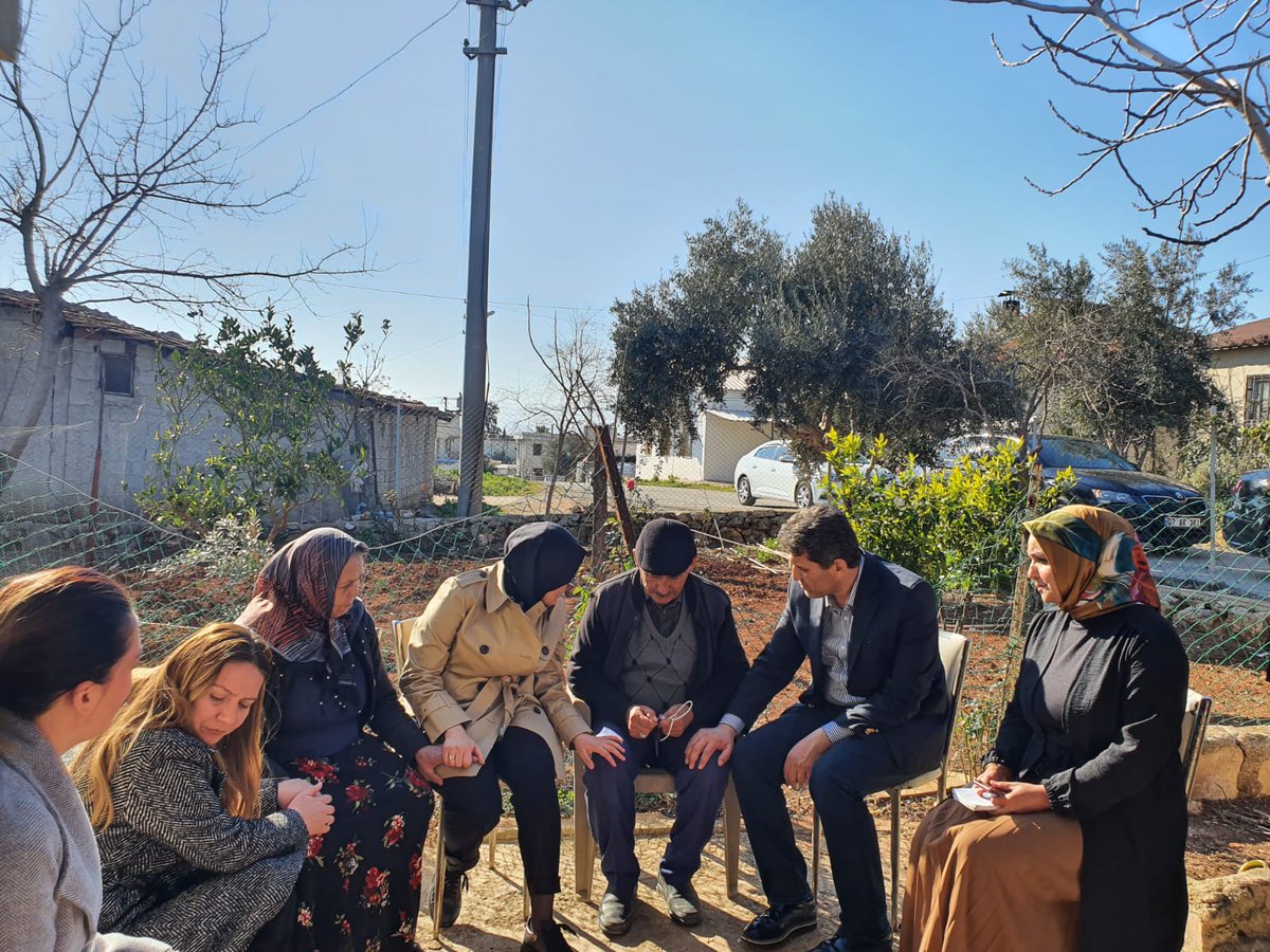 belginuygur10's tweet photo. 📍ANTALYA
Ermenek Mahallesindeyiz...
Kahramanmaraş – Afşin’den Muratşapa’ya gelen ve bizi ‘Elimizi nereye uzattıysak, hiç boş dönmedi ‘ sözleriyle karşılayan yüce gönüllü Ömer Amcamız ve ailesiyleyiz.
Vakit birbirimize kenetlenme vakti.
#DevletMilletElEle
#TürkiyeTekYürek https://t.co/EhpQdX8h0z