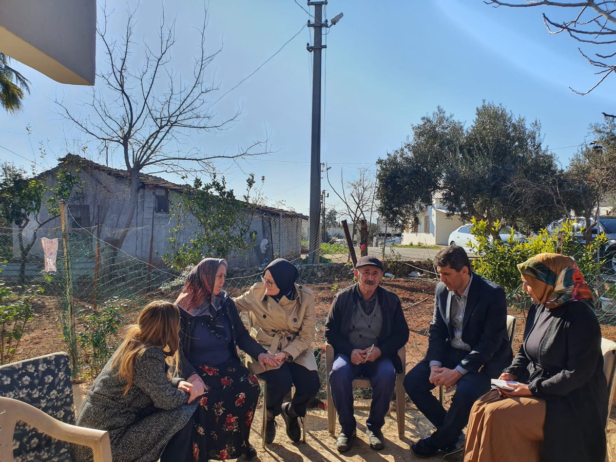 belginuygur10's tweet photo. 📍ANTALYA
Ermenek Mahallesindeyiz...
Kahramanmaraş – Afşin’den Muratşapa’ya gelen ve bizi ‘Elimizi nereye uzattıysak, hiç boş dönmedi ‘ sözleriyle karşılayan yüce gönüllü Ömer Amcamız ve ailesiyleyiz.
Vakit birbirimize kenetlenme vakti.
#DevletMilletElEle
#TürkiyeTekYürek https://t.co/EhpQdX8h0z