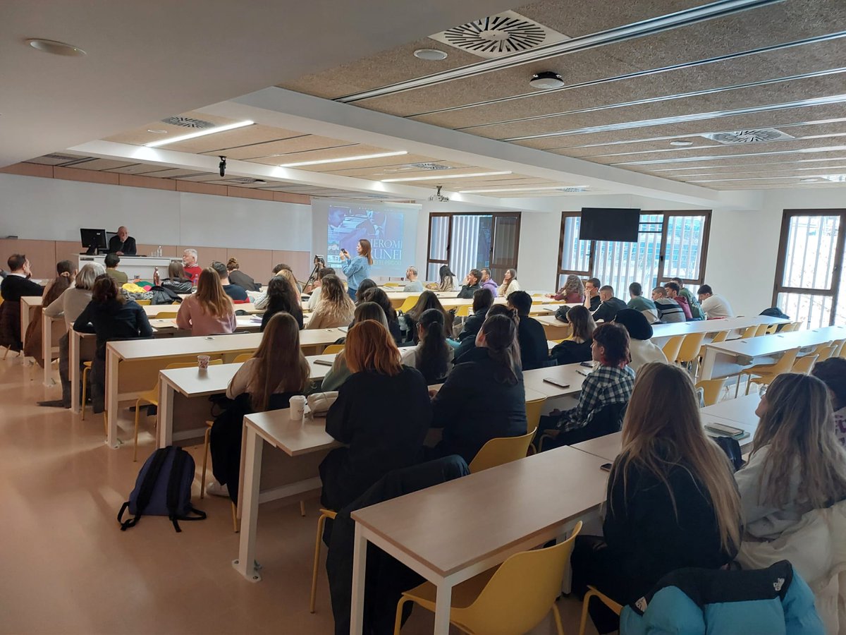 Ens complau compartir fotos de la presentació dels catedràtics emèrits José Luis Linaza i Josep Nadal sobre el rol de Bruner a la psicologia cultural. Les seves aportacions van generar gran interès entre el públic i van permetre entaular una interessant discussió entre el públic