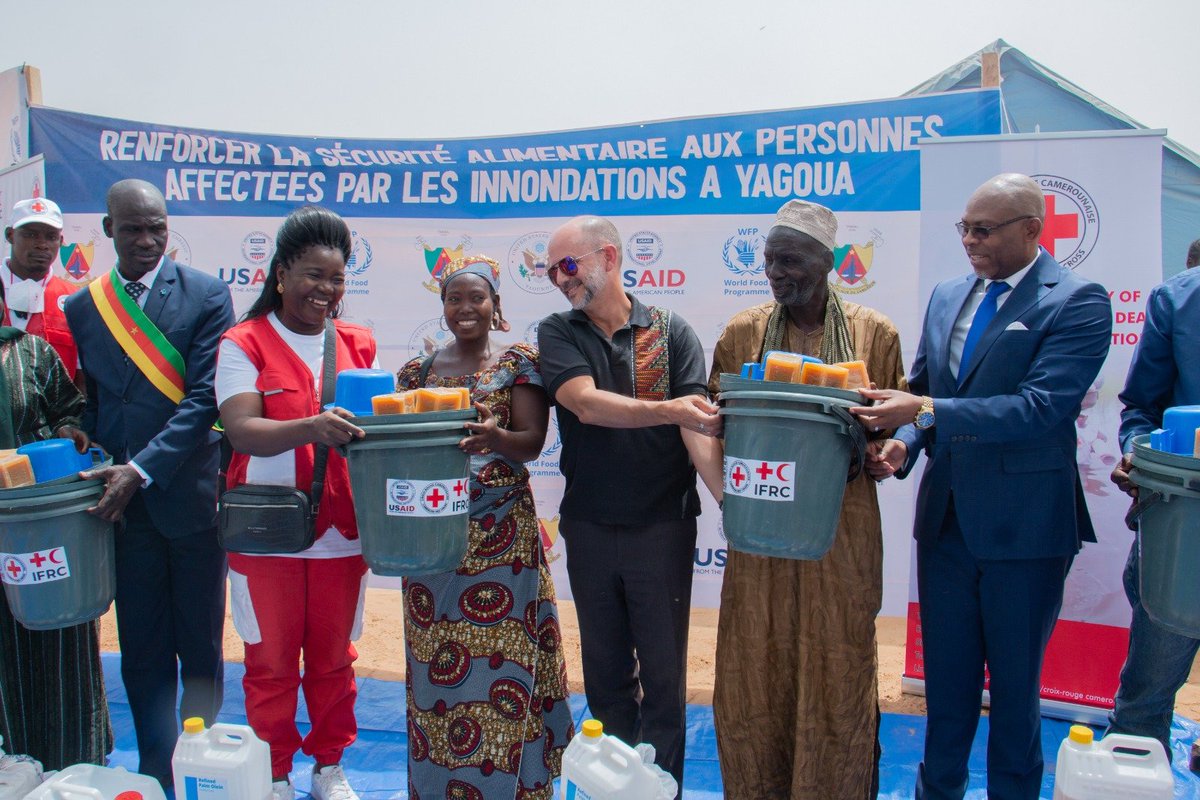 WFP_Cameroon's tweet photo. #Cameroon🇨🇲

The Ambassador @USEmbYaounde🇺🇸 interacts with people who have been displaced due to floods🌊 in the FN region of Cmr🇨🇲

#WFP continues to provide #Food assistance to the flood IDPs settled in #Yagoua as part of its #SavingLives mandate

#SavingLives
#ZeroHunger https://t.co/RnQtWEwJst