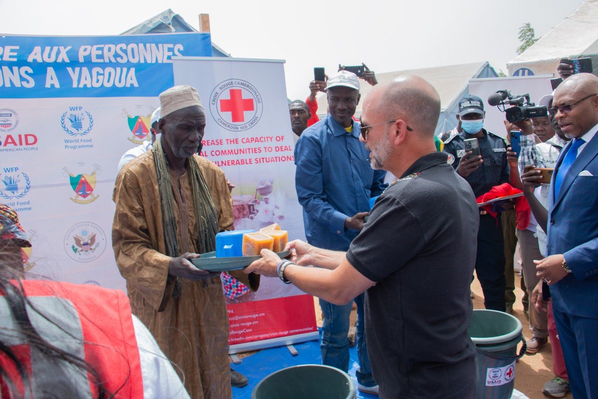 WFP_Cameroon's tweet photo. #Cameroon🇨🇲

The Ambassador @USEmbYaounde🇺🇸 interacts with people who have been displaced due to floods🌊 in the FN region of Cmr🇨🇲

#WFP continues to provide #Food assistance to the flood IDPs settled in #Yagoua as part of its #SavingLives mandate

#SavingLives
#ZeroHunger https://t.co/RnQtWEwJst