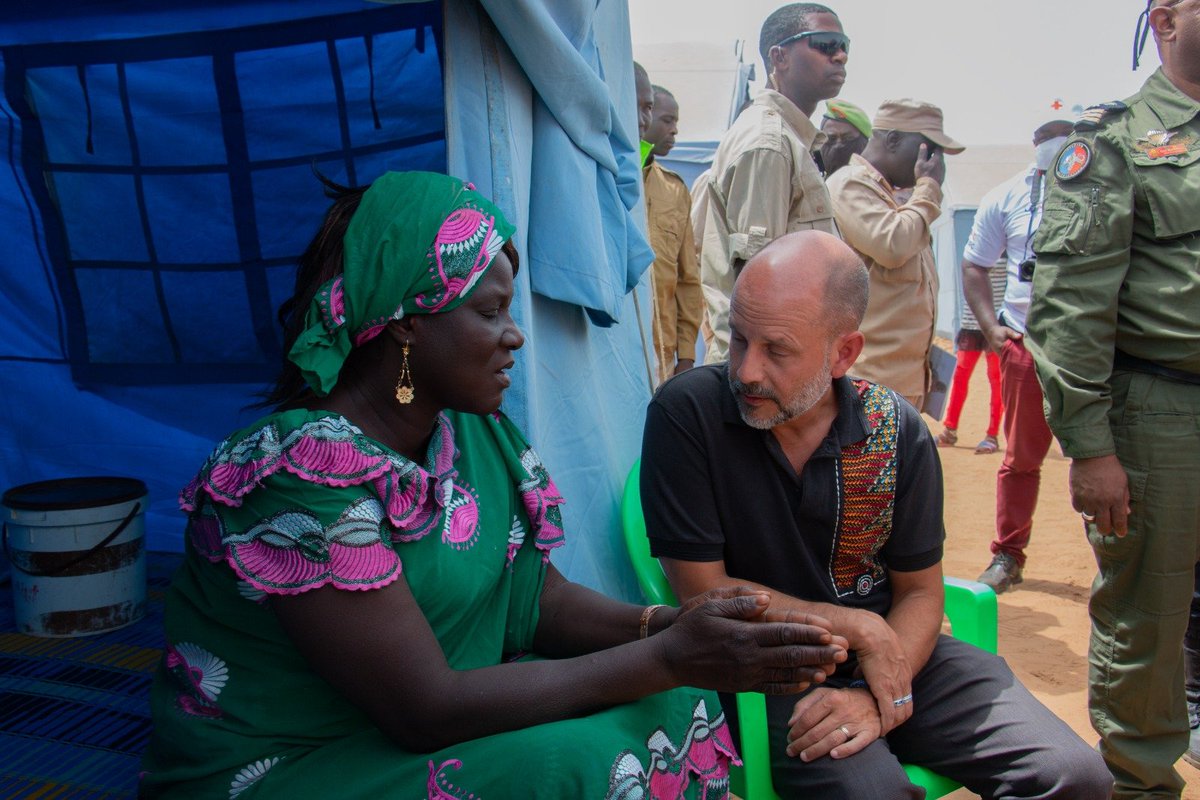 WFP_Cameroon's tweet photo. #Cameroon🇨🇲

The Ambassador @USEmbYaounde🇺🇸 interacts with people who have been displaced due to floods🌊 in the FN region of Cmr🇨🇲

#WFP continues to provide #Food assistance to the flood IDPs settled in #Yagoua as part of its #SavingLives mandate

#SavingLives
#ZeroHunger https://t.co/RnQtWEwJst