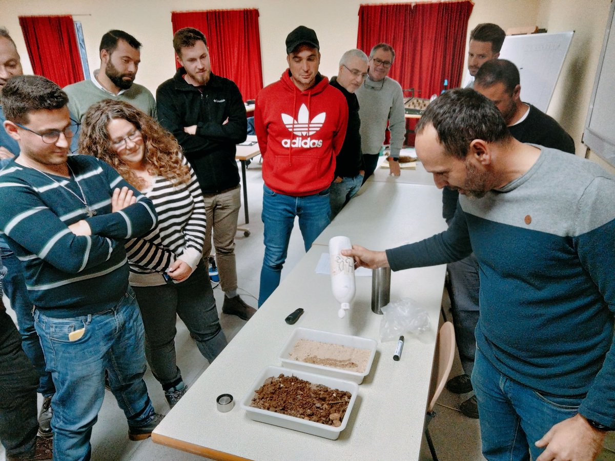 IfapaJunta's tweet photo. 📌Último día de formación en mango y aguacate en #Málaga

✅Los alumnos han aprendido a favorecer la biodiversidad, luchar contra la erosión y usar el suelo agrícola como aliado en el secuestro de carbono

💚Prácticas beneficiosas para el #MedioAmbiente y la fertilidad del suelo https://t.co/gFKY6gm93n