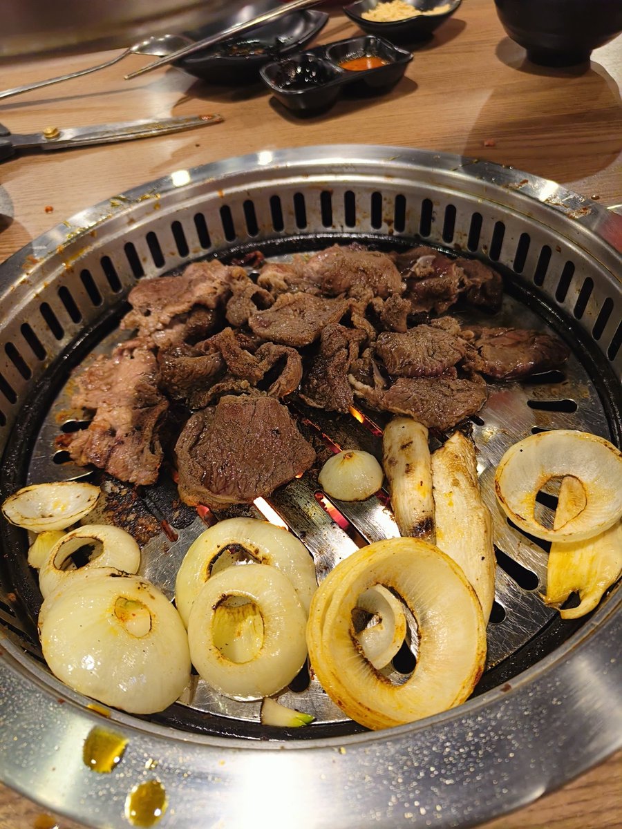 techvox_knsp's tweet photo. ของโครตดี เพราะมีคนเลี้ยง #factorybuffet https://t.co/lmuXu9sIxr