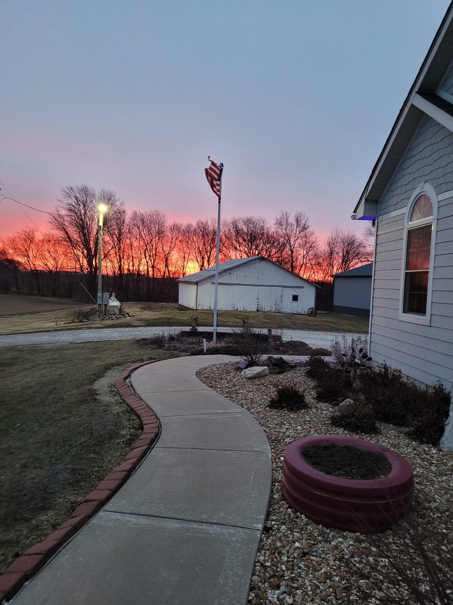 MistyMoon65's tweet image. Sunrise from the prarie...🤓❤️😎⚕️🐶🌺⚜️⚜️👑📿 #MardiGras #Prarie
#fridaymorning and home made kind cake!