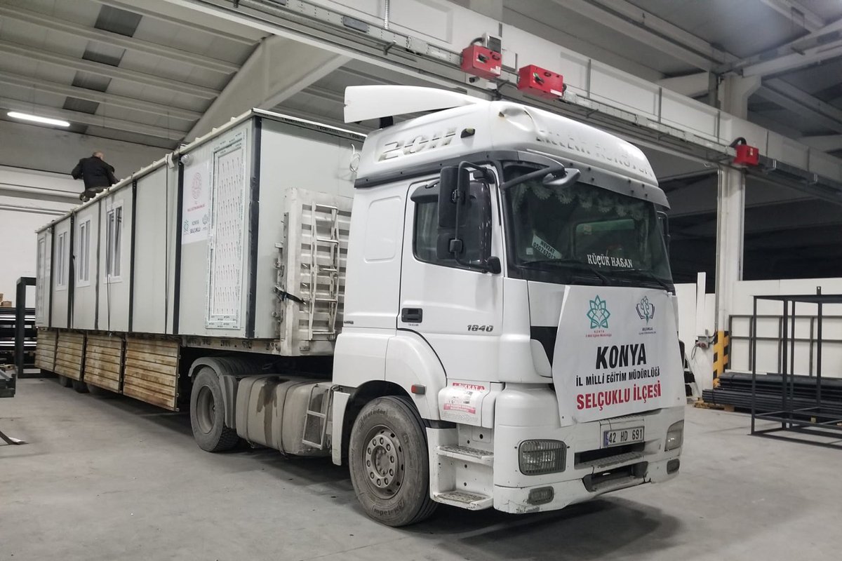 konyamem's tweet photo. Selçuklu ilçemizde görev yapan eğitim yöneticisi, öğretmen, personel ve velilerimizin katkılarıyla temin edilen 5 konteyner ve 4 seyyar tuvaletten oluşan ilk sevkiyat, Malatya'daki depremzede vatandaşlarımıza gönderildi.
@tcmeb @prof_mahmutozer
@TCKonyaValiligi https://t.co/1n5M7OGvEA