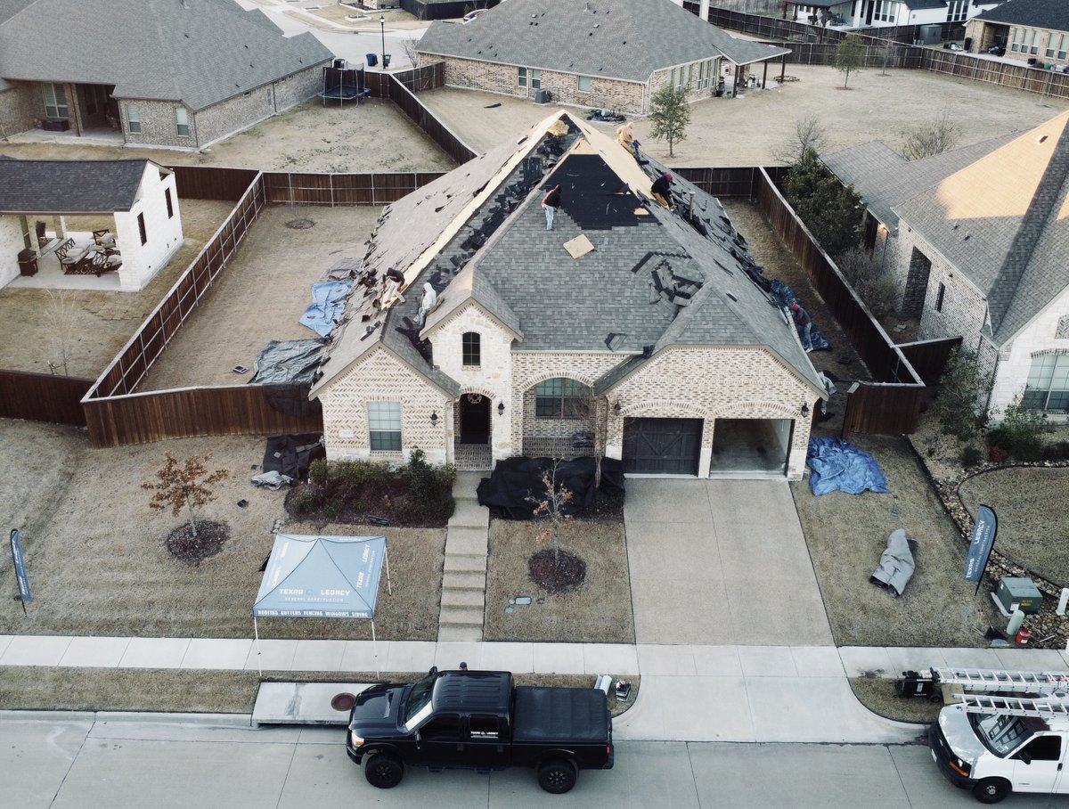 TexasLegacyGC's tweet photo. Another early morning Texas Legacy roof install in Rockwall, TX. Stay tuned for the beautiful finished product! #Roofing #CleanDeckInstall #SuperiorService https://t.co/cIXGUumLud
