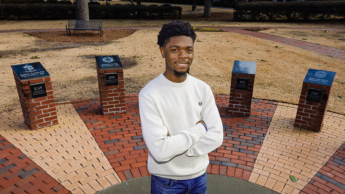 A knee injury led this #PirateProfile — @ecuhcas senior Anthony Blackmon — to pursue a career in anesthesiology 🏴‍☠️

A member of the @ECUBand and president of #ECU's chapter of @pbs_1914, Blackmon relishes the challenge of leadership. 

Learn more ➡️ news.ecu.edu/2023/02/16/stu…