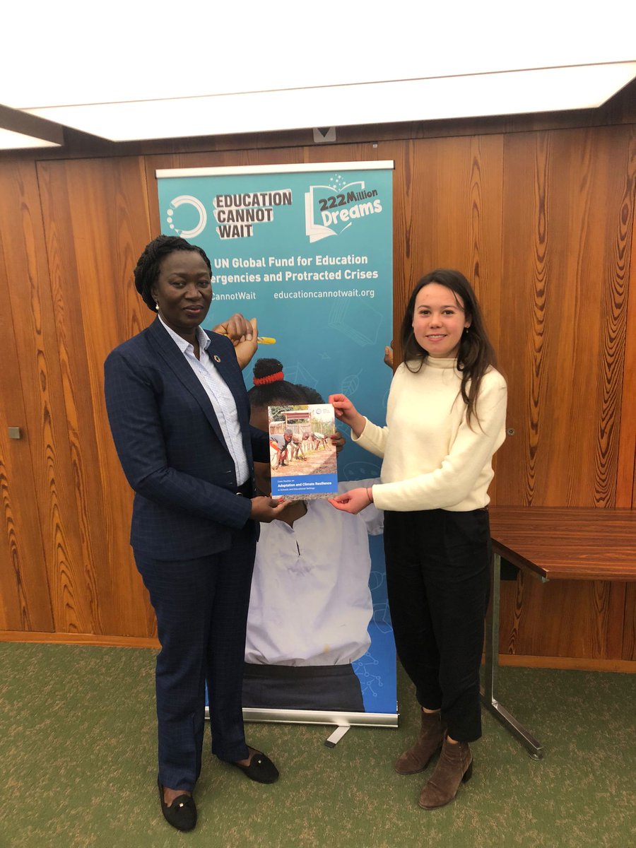 🎒Resilient education systems need #AdaptationSolutions
📚South Sudan's Minister of Education <a href="/AwutDengAcuil/">Awut Deng Acuil (M.P.)</a> received GCA’s #AdaptationEducation case studies report at <a href="/EduCannotWait/">Education Cannot Wait</a> #HLFC2023 from GCA Youth Leadership &amp; Education Officer <a href="/aoifefleming_vn/">Aoife Fleming</a> 
gca.org/reports/case-s…