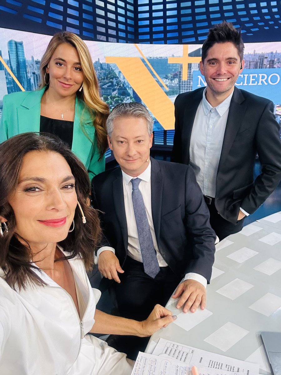 Marianaarias's tweet photo. Primera semana de un enorme desafío, hacer la primera mañana en @lanacionmas junto a un gran compañero @pabloferblanco y un equipo de primera línea @CamilaDolabjian @MeteoNacho @juampizanotto 
Producción muy pro @lucrevera 
Gracias a todos! La idea es ser felices! https://t.co/TvVbU6rdsf