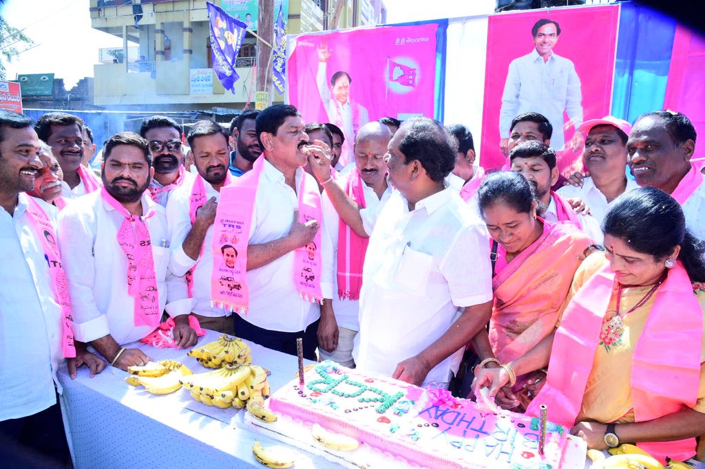 Koppulaeshwar1's tweet photo. ధర్మపురి నియోజకవర్గం లో గౌరవ ముఖ్యమంత్రి శ్రీ కల్వకుంట్ల చంద్రశేఖర్ రావు గారి పుట్టిన రోజు  వేడుకల్లో పాల్గొని కేక్ కట్ చేయడం జరిగింది @BRSparty https://t.co/sHGKOSv9sa