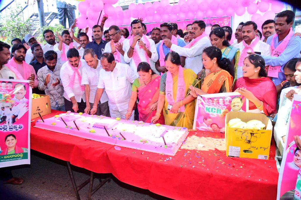 Koppulaeshwar1's tweet photo. ధర్మపురి నియోజకవర్గం లో గౌరవ ముఖ్యమంత్రి శ్రీ కల్వకుంట్ల చంద్రశేఖర్ రావు గారి పుట్టిన రోజు  వేడుకల్లో పాల్గొని కేక్ కట్ చేయడం జరిగింది @BRSparty https://t.co/sHGKOSv9sa