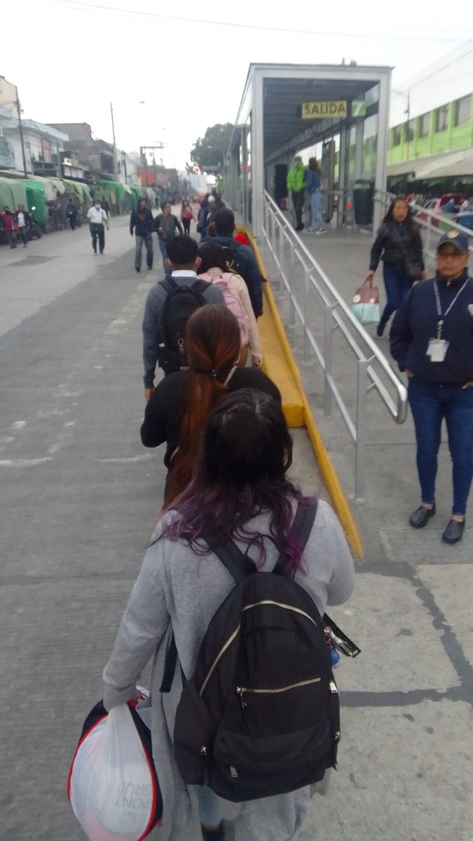 Situación de la estación del transmetro El Calvario en la sexta avenida y 18 calle zona 1. Haciendo honor a su nombre: El Calvario.
#transmetro #muniguate #CiudaddeGuatemala #Transporte