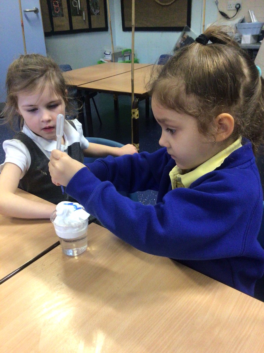 Canon_Reception's tweet image. Reception are learning all about the weather this week... The children have been super scientists and have learnt all about how it rains. The clouds get very heavy and then rain starts to fall! 🌧☔️ @Cornerstonesedu #PuddlesandRainbows @CanonSharples @LT_Trust #cspsscience