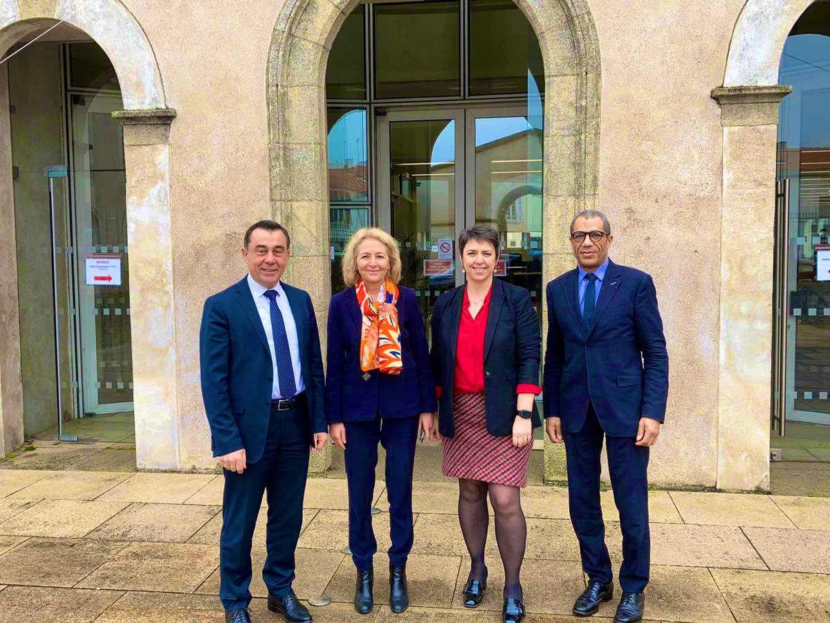 Arcep's tweet photo. 〰️ Fermeture du réseau cuivre, déploiements #FttH en zone AMII : @lauredlr se rend en @DepVendee pour une réunion de travail en présence d'@egabla, @a_leboeuf @Vendeenumerique, Cécile Barreau, conseillère départementale déléguée aux usages numériques, @Lucbouard &amp; @YannickMOREAU https://t.co/w3U8H5LKxq