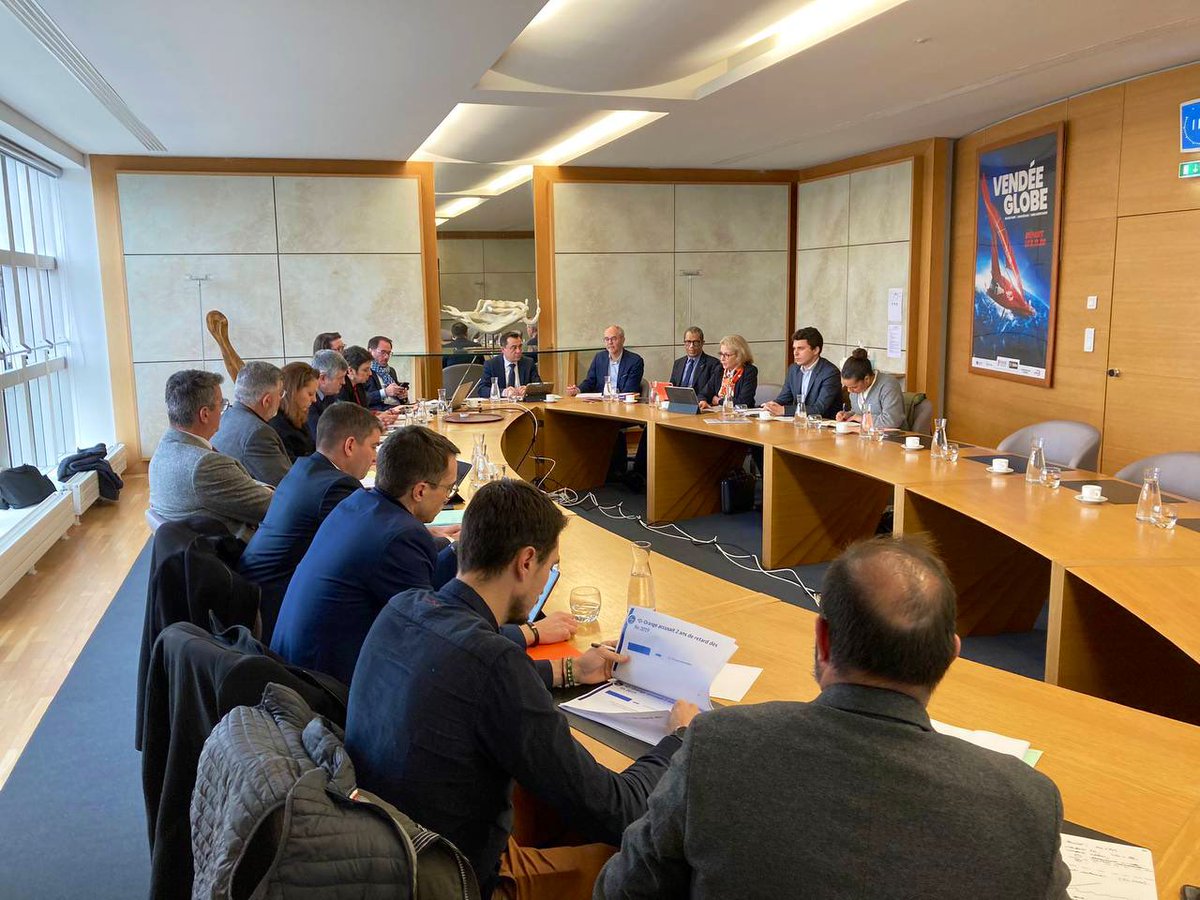 Arcep's tweet photo. 〰️ Fermeture du réseau cuivre, déploiements #FttH en zone AMII : @lauredlr se rend en @DepVendee pour une réunion de travail en présence d'@egabla, @a_leboeuf @Vendeenumerique, Cécile Barreau, conseillère départementale déléguée aux usages numériques, @Lucbouard &amp; @YannickMOREAU https://t.co/w3U8H5LKxq