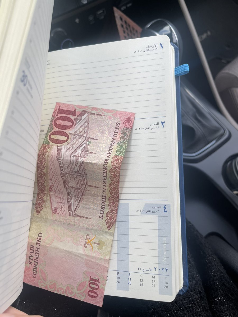 أخوي جاء قبلي بسنة بس، لكن هذي السّنة كانت كافية بالنّسبة له حتى يحس إنّه مسؤول عنّي. من كنّا صغار كان كل اللي بيده لي. 
اليوم أنا موظّفة، لكنّي ما أذكر مر علي weekend ما دسّ لي فلوس بمكان يعرف إني راح أشوفه.
و أعرف دااايماً إنه أكثر من إني أقدر أوصف نعيم وجوده بحياتي♥️