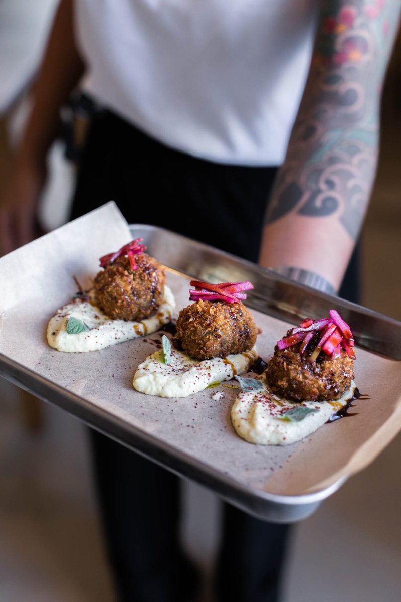 Oriente Medio comprende cocinas árabes en su mayoría, pero también armenia, israelí e incluso griega o turca, por similitudes. ¿Quieres descubrir los mejores restaurantes de cocina middle east en Barcelona? bcnfoodieguide.com/restaurantes-o…