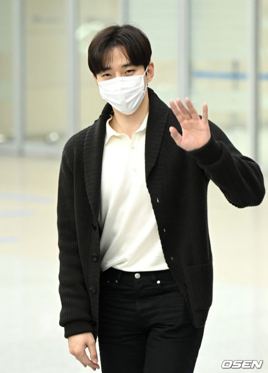 forleejunho's tweet photo. 230217

⚠️ React (😍/😆), Recommend, Share

#LeeJunho at Incheon Airport, back from Thailand
🔗https://t.co/hBtHmG3kOH
🔗https://t.co/5lZk8ifoc7
🔗https://t.co/RlJdkCfNXr
🔗https://t.co/w421m0d5Xa

#이준호 #Junho #준호 #2PM https://t.co/MRHOSlmiJP