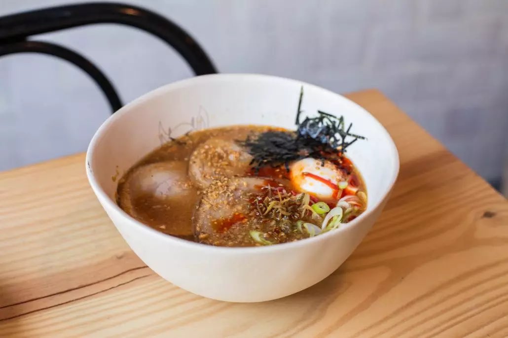 Barcelona ama el ramen y aunque hay buenos exponentes en la ciudad, el de Noru Ramen Bar se postula como de los mejores de la ciudad. bcnfoodieguide.com/noru-espectacu…
