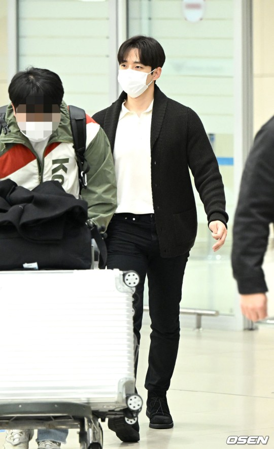forleejunho's tweet photo. 230217

⚠️ React (😍/😆), Recommend, Share

#LeeJunho at Incheon Airport, back from Thailand
🔗https://t.co/hBtHmG3kOH
🔗https://t.co/5lZk8ifoc7
🔗https://t.co/RlJdkCfNXr
🔗https://t.co/w421m0d5Xa

#이준호 #Junho #준호 #2PM https://t.co/MRHOSlmiJP