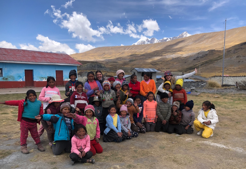migrantes_sj's tweet photo. 🇵🇪Ana María, voluntaria y monitora de @centrolasa, realizó una experiencia #VOLPA (Voluntariado de larga duración Pedro Arrupe) en #Perú y contó su experiencia en la web de @Entreculturas.
❤️Descubre por qué lo define como “el año de su vida” aquí👉https://t.co/qdfsR6Su4s https://t.co/vPGvU35St6