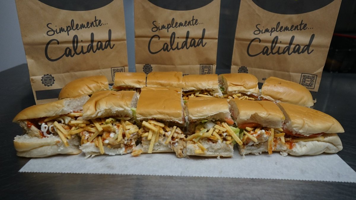 🙆🏼‍♂️ ¡Se activó el jangueo con el CHURRY-PARTY de pollo!🙆🏻‍♂️

24" de sándwich porcionadas en 12 pedazos para que todo el corillo mate los monchis y nadie se quite. Este fin de semana, ¡date el gusto!