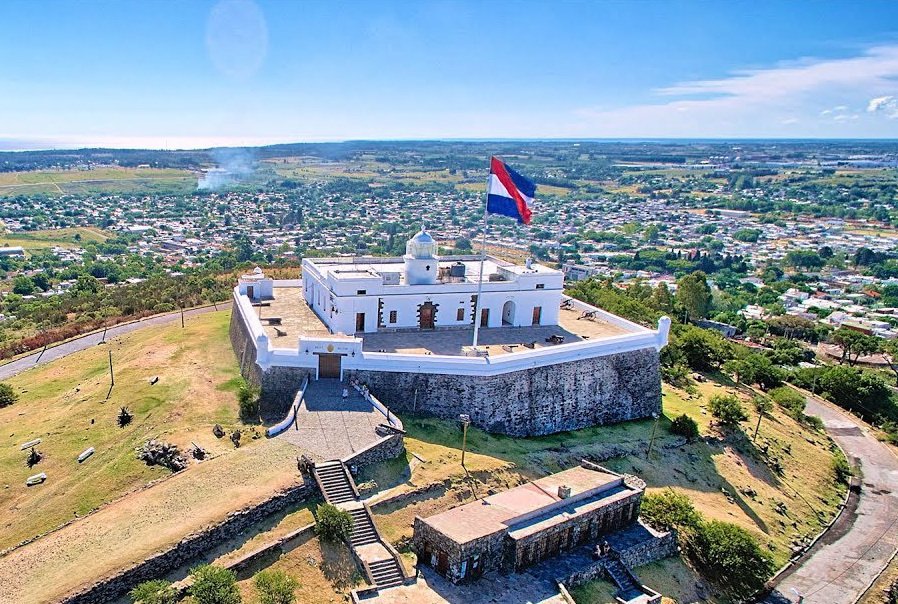 LU1AAT's tweet photo. Entre el Viernes 17 y el Domingo 19 de Febrero el Radio Club Uruguayo @RCU_CX1AA estará presente activando el faro de la Fortaleza del Cerro de Montevideo (ARLHS URU-009) con el distintivo especial CW1C. https://t.co/kTSErXzTgh