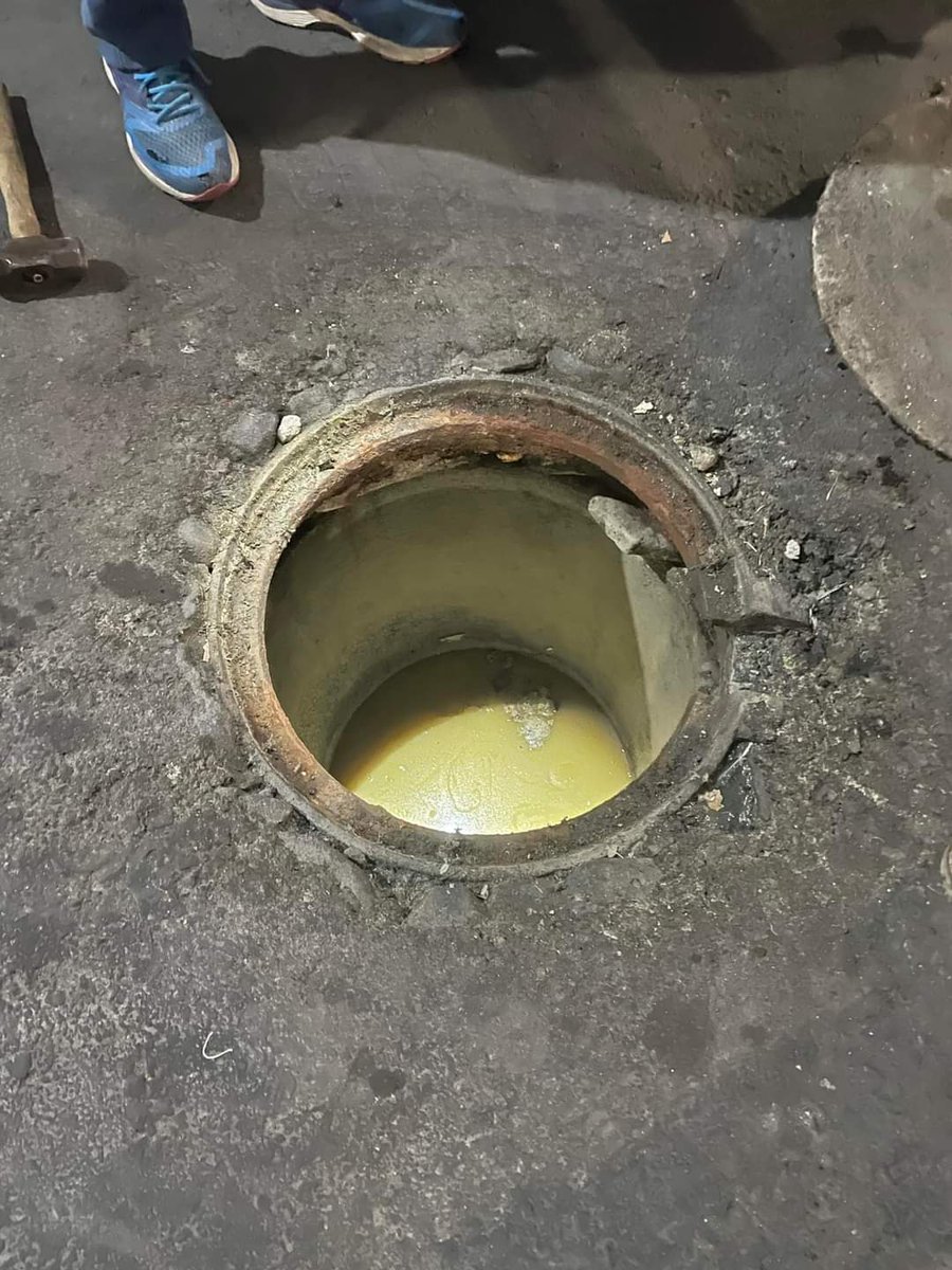 Michgalvezmx1's tweet photo. Vecinos de la calle Leona Vicario, ubicada en la Zona Centro a una cuadra de la calle Ezequiel Montes de la capital queretana, solicitan ayuda urgente para destapar una alcantarilla, que se encuentra a punto de colapsar, y la cual pone en riesgo las casas del lugar.
@cea_qro https://t.co/MkNGv6ZLJj