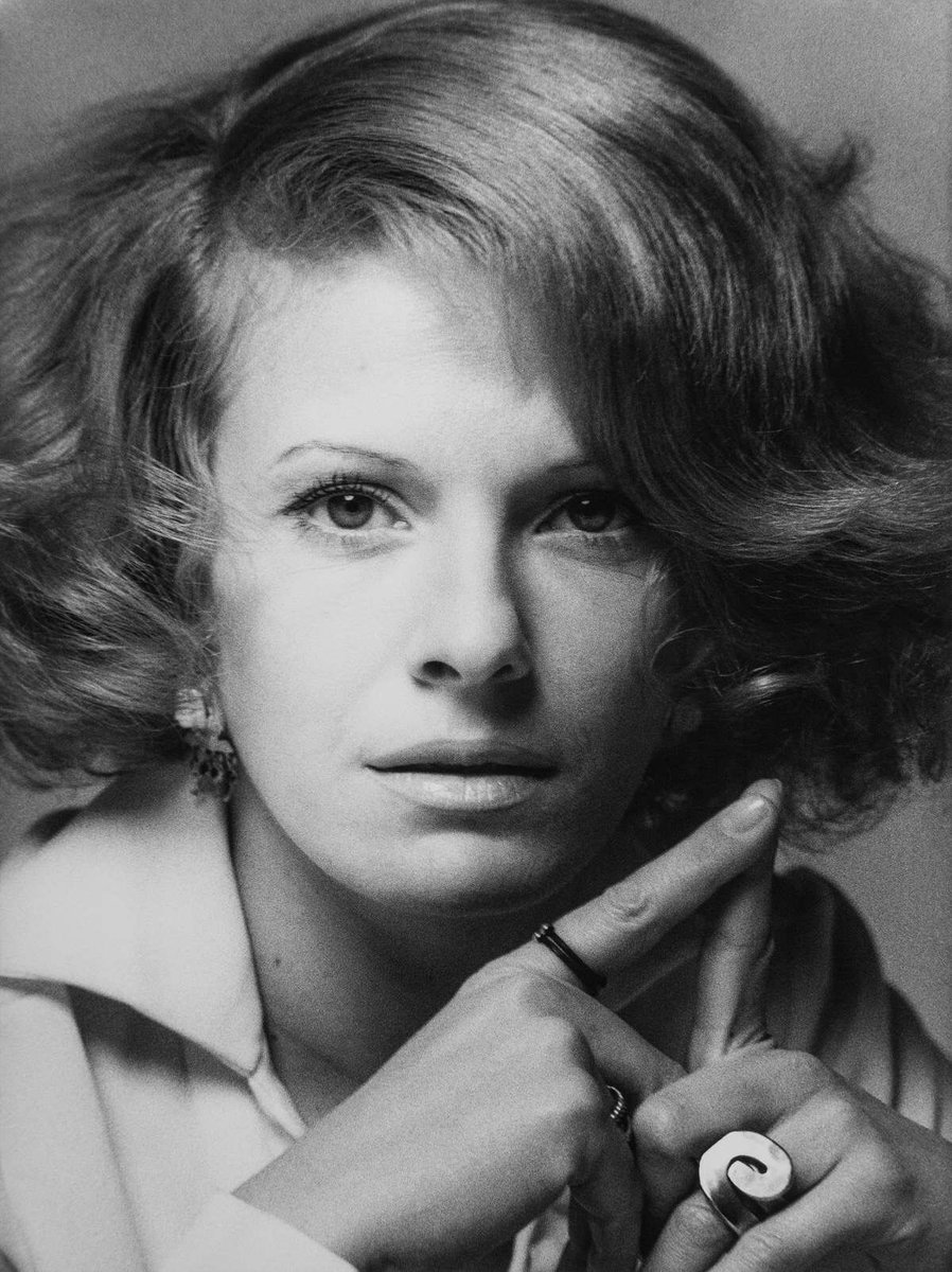 Demain samedi à 7h22 dans le 6/9 de <a href="/CarineBecard/">Becard</a> et <a href="/EricDelvaux/">Eric Delvaux</a> focus sur Delphine « magic » Seyrig à l’occasion de la ressortie en salles de son documentaire, « Sois belle et tais-toi » et de la parution du livre de Jean-Marc Lalanne chez <a href="/CapricciFrance/">Capricci</a>, « En constructions »