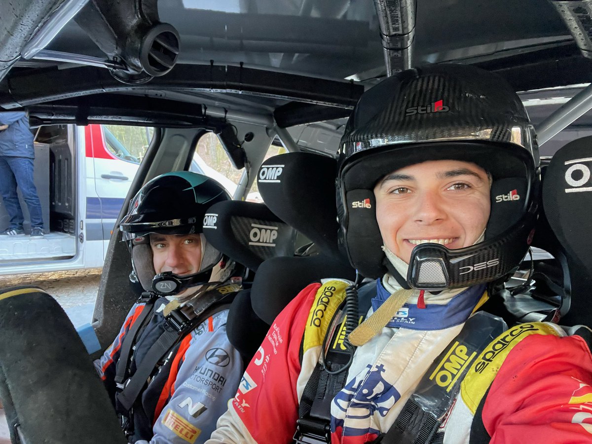 🤝 <a href="/OscarPalomo27/">Óscar Palomo Ortiz</a> vuelve a estrenar copiloto: el argentino <a href="/KirraDer/">MarceloDerOhannesian</a>, navegante el pasado año de <a href="/paulo__soria/">Paulo Soria</a> y <a href="/FauZaldivar/">Fau zaldivar</a>, va a disputar el S-CER junto al joven madrileño en su nuevo <a href="/HyundaiEsp/">Hyundai España</a> i20 N Rally2.

🔛 Hoy se suben juntos por primera vez durante un test en Portugal