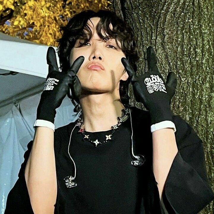 vantekairs's tweet photo. o quão jung hoseok é gigante; a thread 
#HOBIDAY #HappyBirthdayJhope https://t.co/JFHVSnUtn4