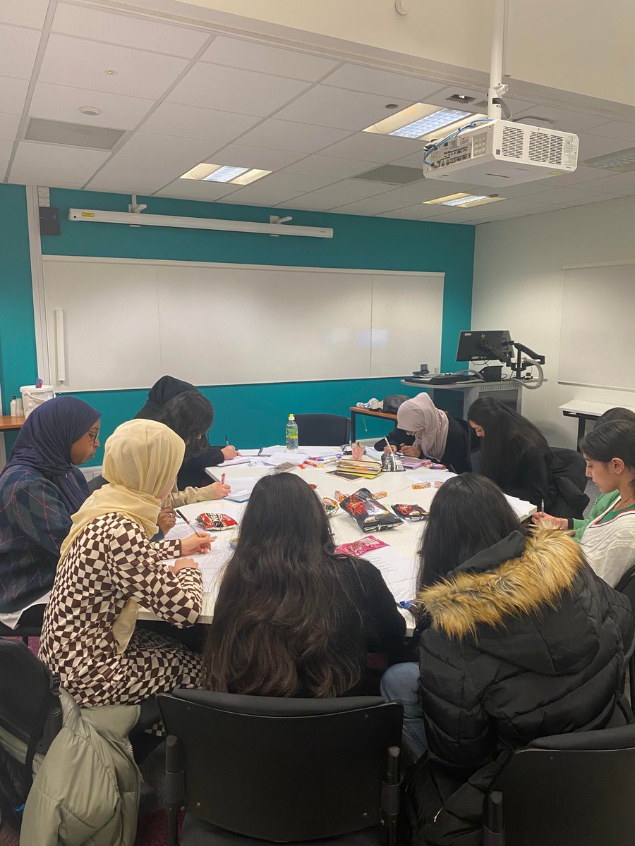 Lovely New Mixing Roots schools programme started today with @warda_ahy Exciting to see what they produce! Big thanks to wonderful teachers at @MerciaSchool @KESSheffield @AstreaAcadSheff @chauceracademy for encouraging students ✍️👊🙏🌟😊